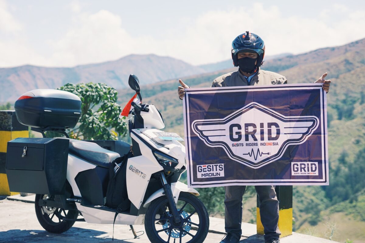 Solo Touring Jakarta-Mandalika 3.000 Km Menggunakan Motor Listrik Gesits Oleh Kang Maman Yang Merupakan Anggota Komunitas Gesits Riders Indonesia (GRID)